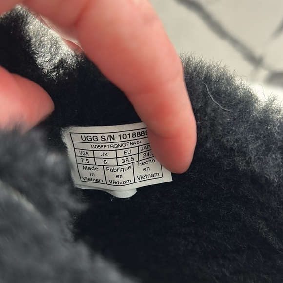 UGG WEDGE BOOTIES - Picture 3 of 3